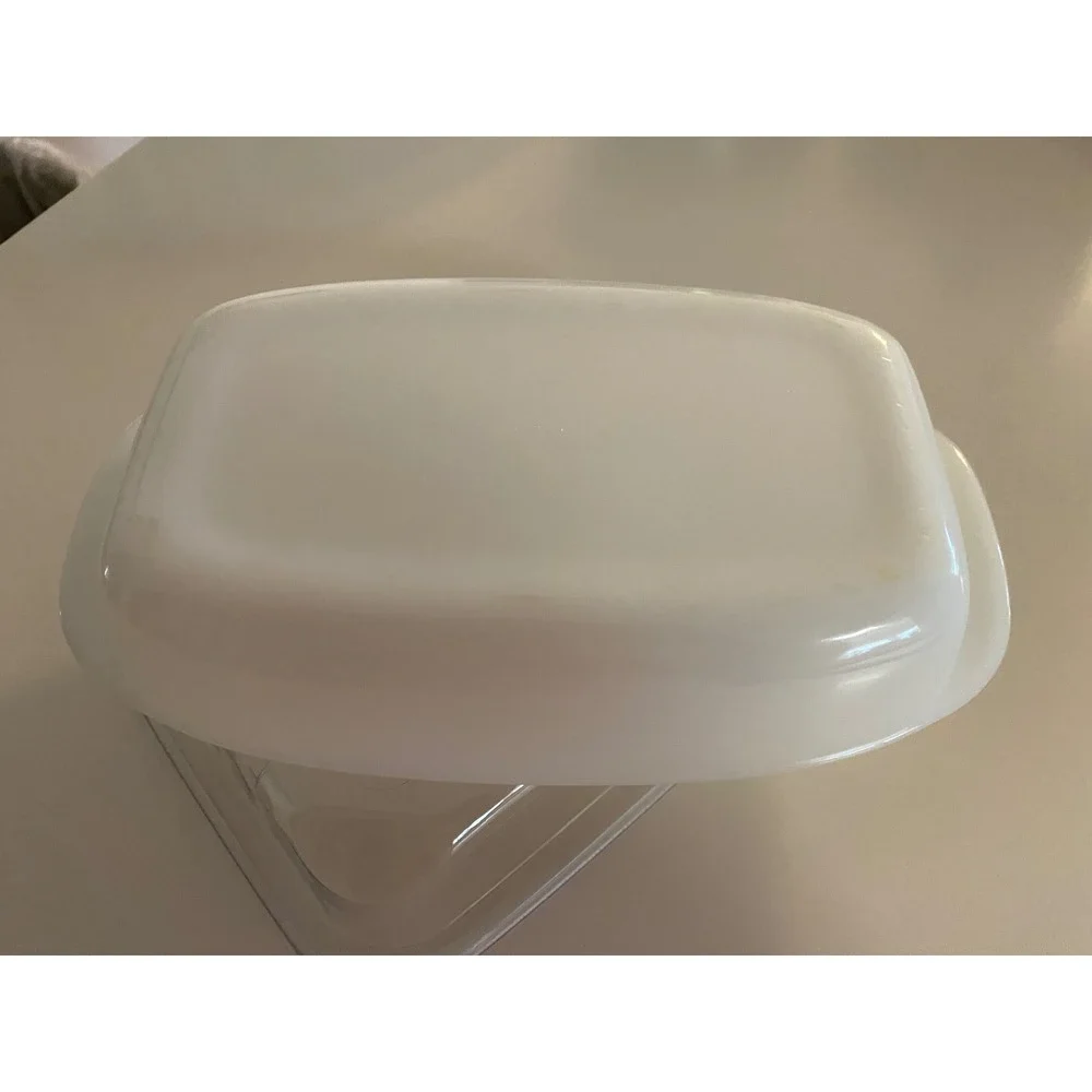 Vintage Dynaware Pyr-O-Rey‎ milk glass casserole dish